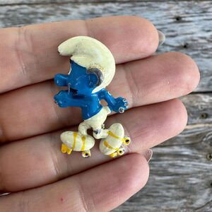 Vintage Jewelry Roller Skating Smurf Pin Brooch